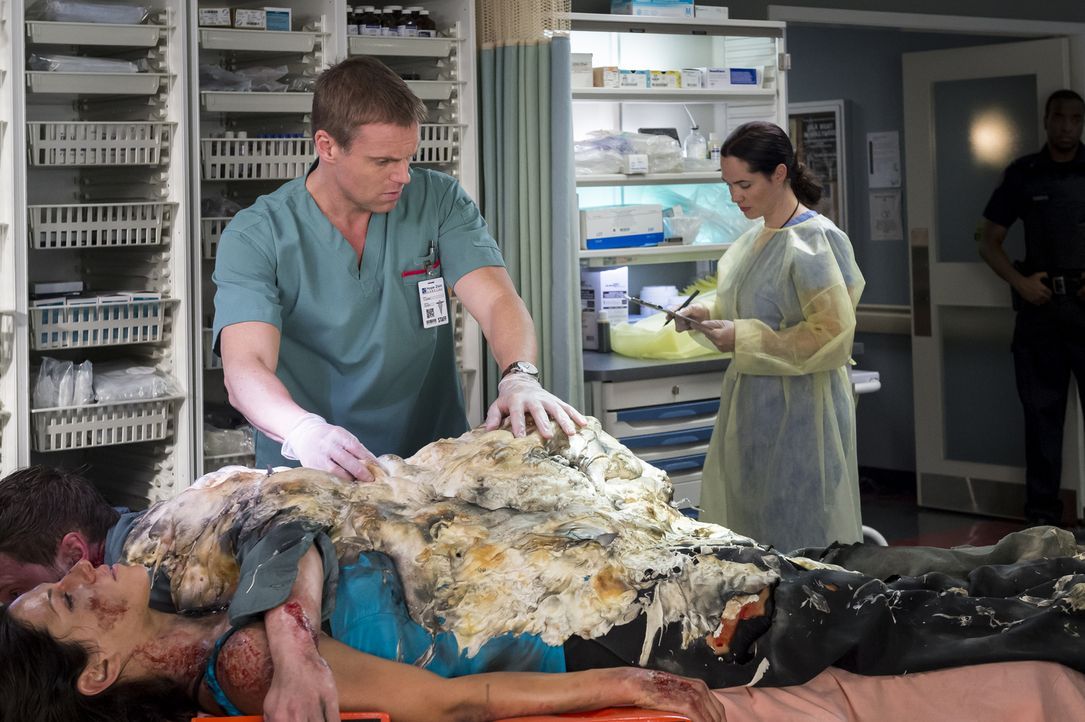 Eigentlich müsste sich Charlie (Michael Shanks, l.) um einen Notfall kümmern, aber als er den Geist von Alex' Angreifer an ihrem Krankenbett stehen... - Bildquelle: Palmer Cipriano 2014 Hope Zee Three Inc.