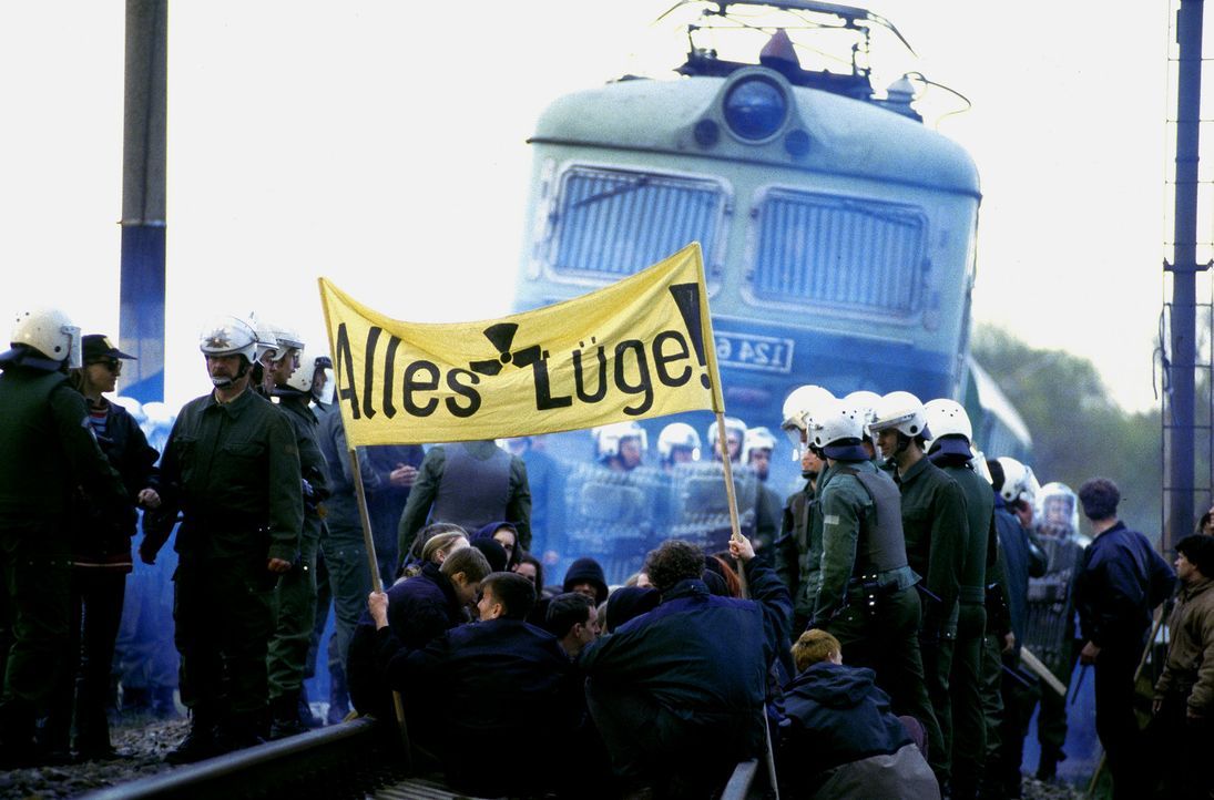 Während der Demonstration gegen die Castor-Transporte wird der Zug entführt. Die Entführer fordern die Veröffentlichung einer Studie über Siche... - Bildquelle: Jiri Hanzl ProSieben