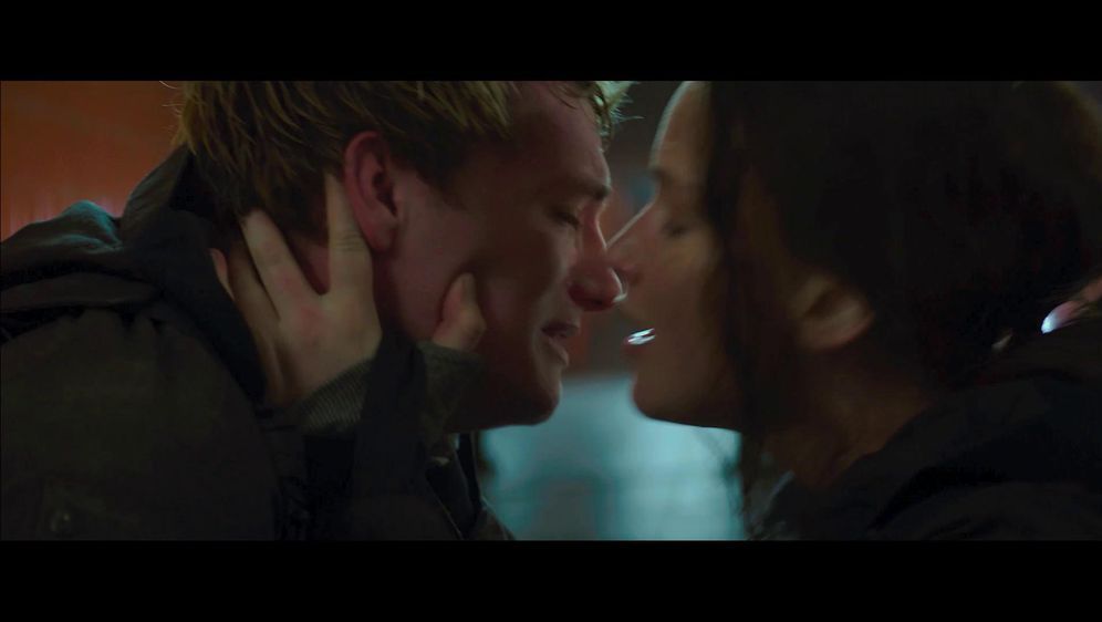 Die Tribute Von Panem Mockingjay 2 Trailer Heisser Kuss Zwischen Katniss Und Peeta Sixx