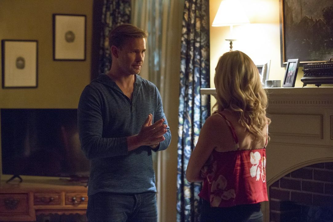 Nachdem Virginia ihre Kinder bedroht hat, müssen Alaric (Matthew Davis, l.) und Caroline (Candice King, r.) einen Plan fassen, um ihre Familie zu be... - Bildquelle: Warner Bros. Entertainment, Inc.