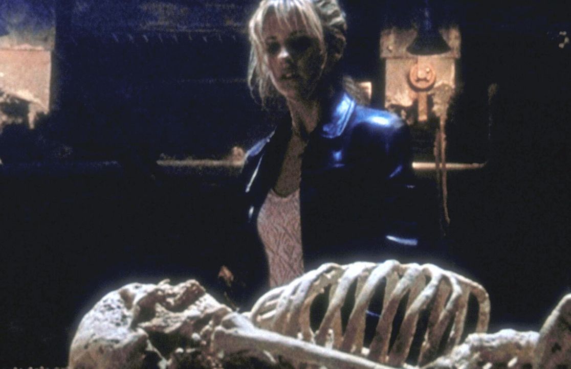 Buffy (Sarah Michelle Gellar) betrachtet das Skelett ihres größten Widersachers, des Meisters der Vampire, den sie endgültig besiegt glaubt. - Bildquelle: (1998) Twentieth Century Fox Film Corporation.