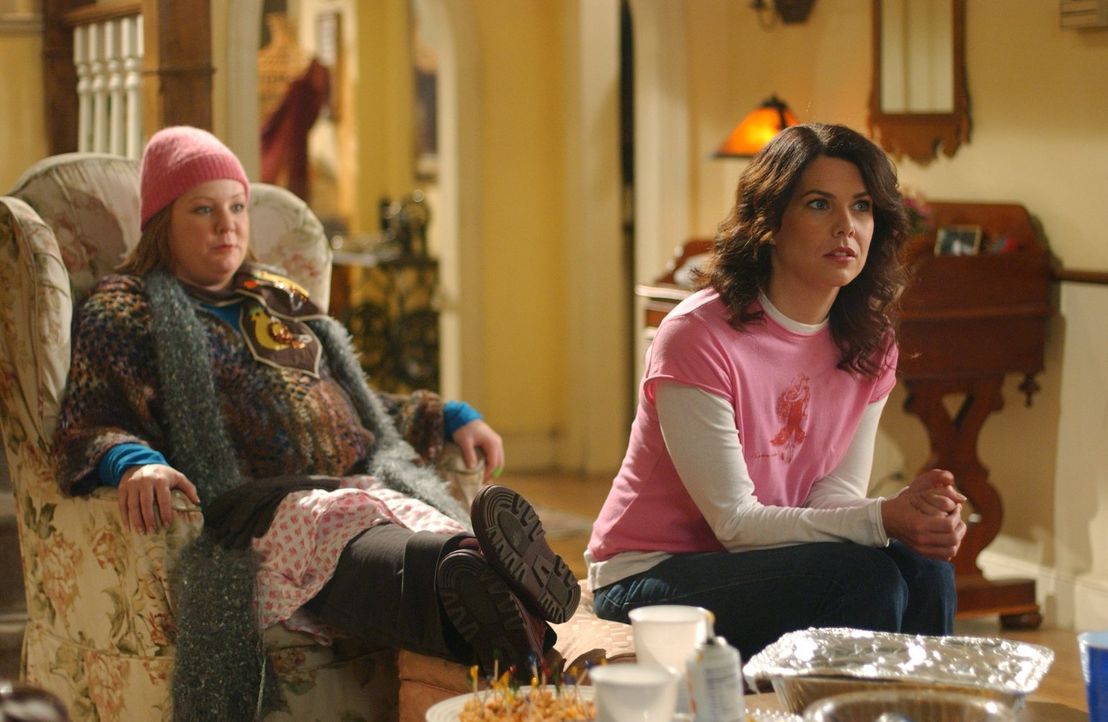 Eigentlich wollte Lorelai (Lauren Graham, r.) einen entspannten Abend mit ihrer Tochter verbringen, doch dann wird ihr bewusst, dass sie ihre Mutter... - Bildquelle: 2004 Warner Bros.