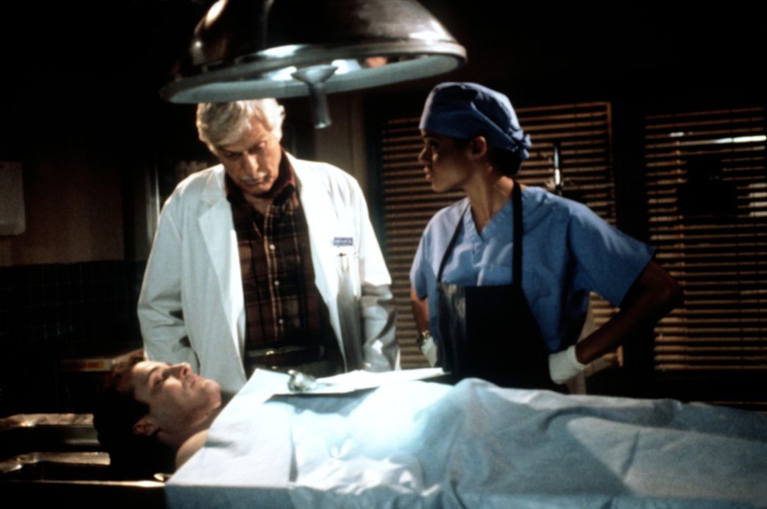 Dr. Mark Sloan (Dick Van Dyke, M.) und Amanda (Victoria Rowell, r.) haben bei der Autopsie des Unfallopfers Fred Talisker (Spike Silver, l.) einige... - Bildquelle: Viacom