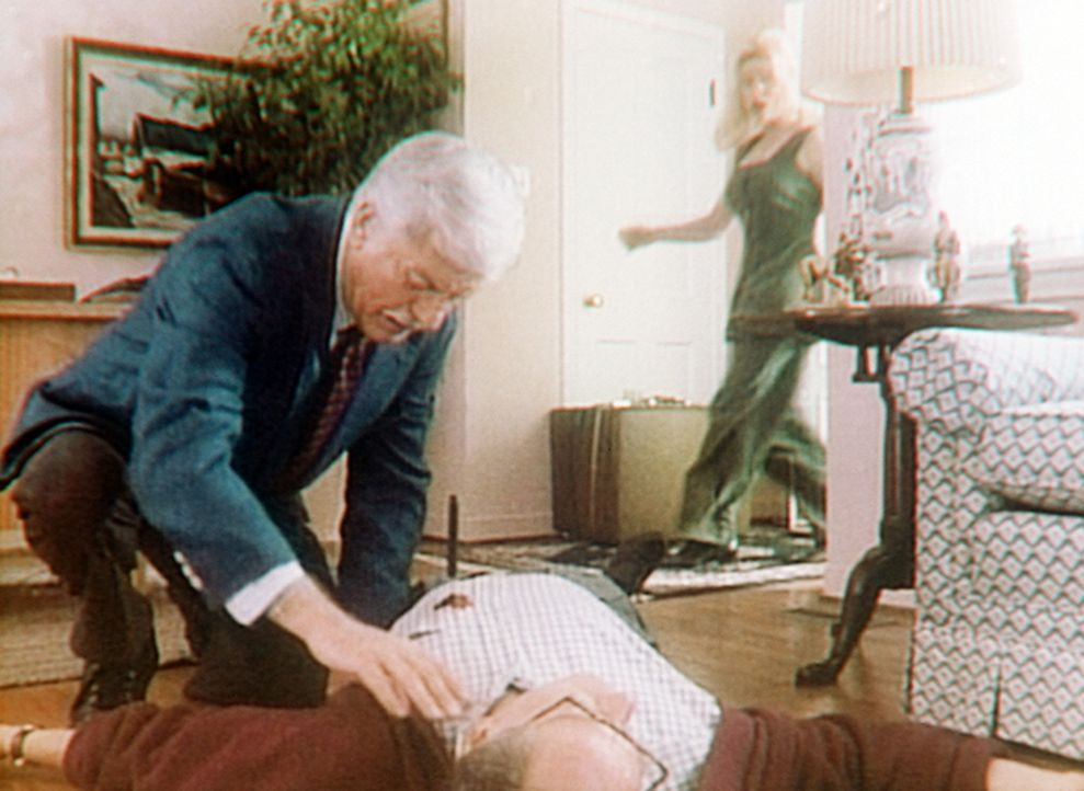Nadine (Kelly Mullis, r.) sieht entsetzt, wie ein ihr Unbekannter - Dr. Sloan (Dick Van Dyke, l.) - sich über die Leiche ihres Chefs beugt. - Bildquelle: Viacom