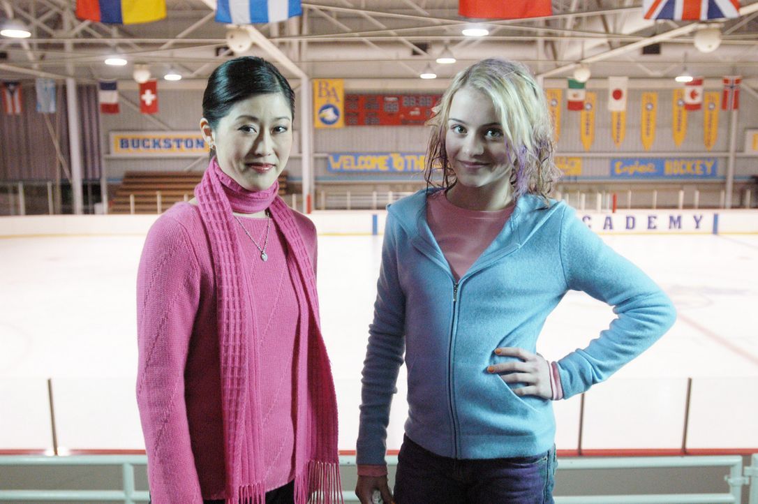 Machen sich daran, die Eiskunstlaufwelt zu erobern: Katelin (Jordan Hinson, r.) und Kristi Yamaguchi (Kristi Yamaguchi) ... - Bildquelle: The Disney Channel