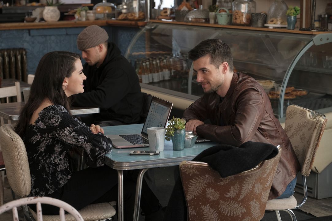 Jane Sloan (Katie Stevens, l.); Ryan Decker (Dan Jeannotte, r.) - Bildquelle: Philippe Bosse 2018 Universal Television LLC. ALL RIGHTS RESERVED. / Philippe Bosse