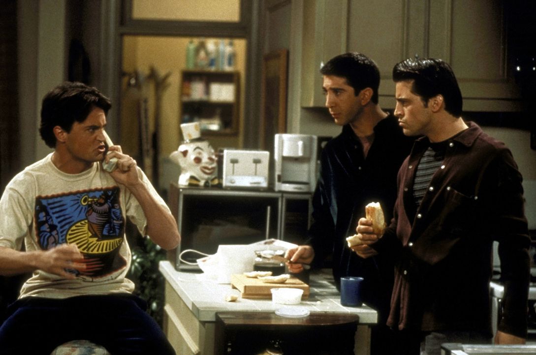 Als Chandler (Matthew Perry, l.) seinen Job kündigt, staunen Ross (David Schwimmer, M.) und Joey (Matt LeBlanc, r.) nicht schlecht. - Bildquelle: TM+  2000 WARNER BROS.