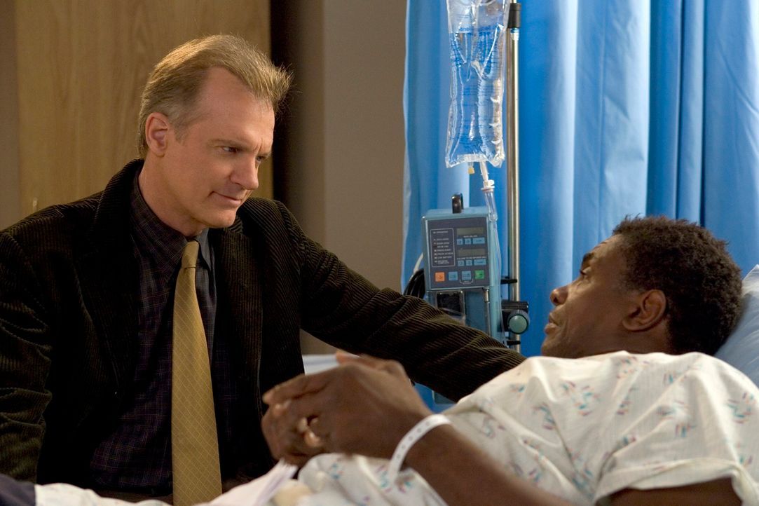 Stanley Sundy (Keith David, r.) bittet Eric (Stephen Collins, l.), ihm Alkohol und Zigaretten zu besorgen, da er sich vorgenommen hat, jeden Tag so... - Bildquelle: The WB Television Network
