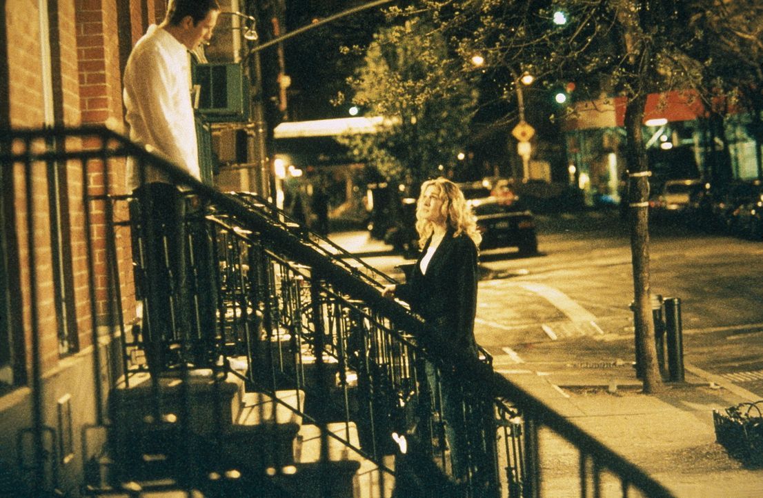 Carrie (Sarah Jessica Parker, r.) spürt, dass sie wieder mit Aidan (John Corbett, l.) zusammensein möchte, weiß aber nicht, wie sie den ersten Sc... - Bildquelle: Paramount Pictures