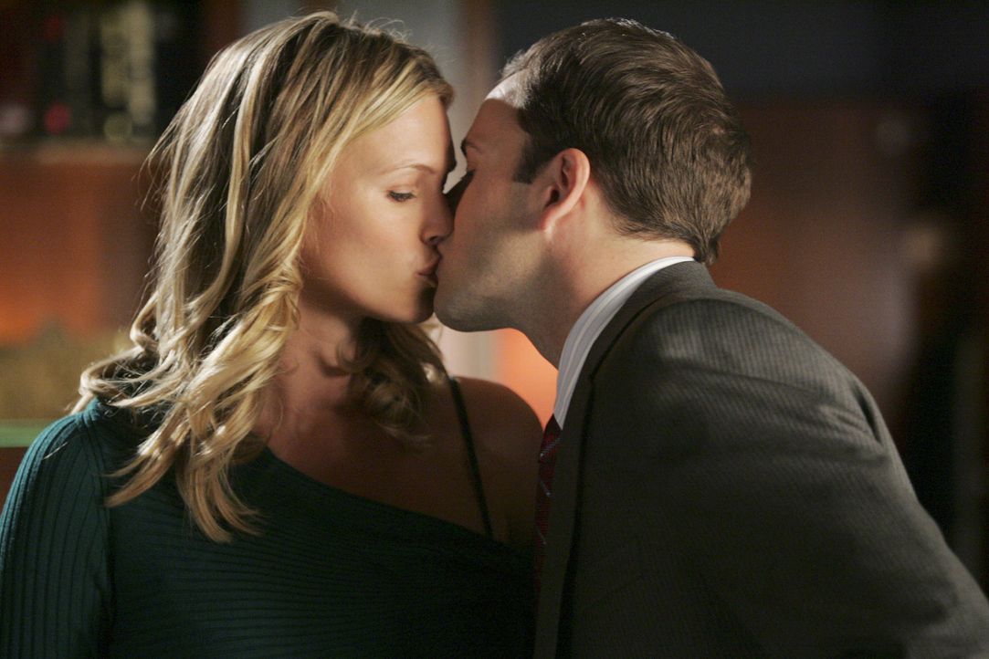Ein letzter Kuss? Taylor (Natasha Henstridge, l.) und Eli (Jonny Lee Miller, r.) lieben sich immer noch ... - Bildquelle: Disney - ABC International Television