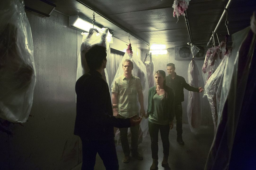 Stefan macht sich auf die Suche nach Damon (Ian Somerhalder, l.) und Enzo (Micheal Malarkey, r.). Doch keiner hätte damit gerechnet, was die beiden... - Bildquelle: Warner Bros. Entertainment, Inc.