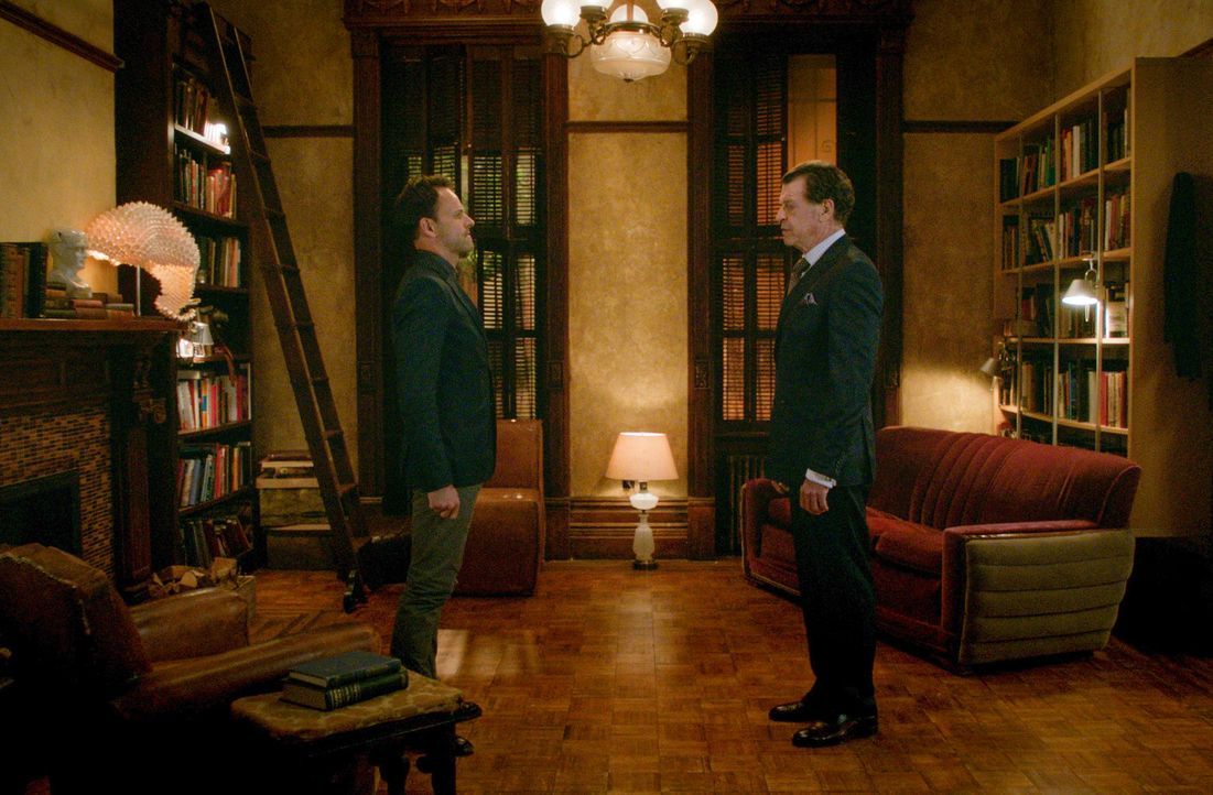Sherlock (Jonny Lee Miller, l.) fühlt sich von der ständigen Präsenz von Morland (John Noble, r.) abgelenkt und will seinen Vater wieder los werden... - Bildquelle: 2015 CBS Broadcasting, Inc. All Rights Reserved