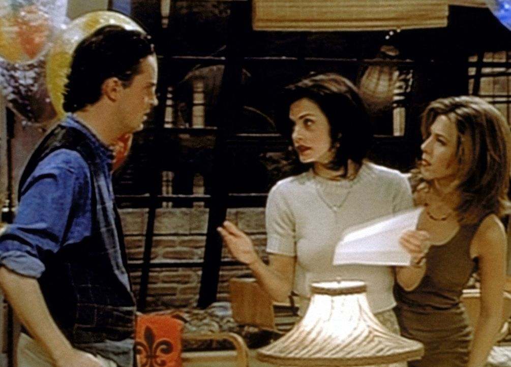 Monica (Courteney Cox, M.) erklärt Chandler (Matthew Perry, l.), dass es ihr angenehm wäre, wenn Rachel (Jennifer Aniston, r.) ihre Schwägerin we... - Bildquelle: TM+  2000 WARNER BROS.