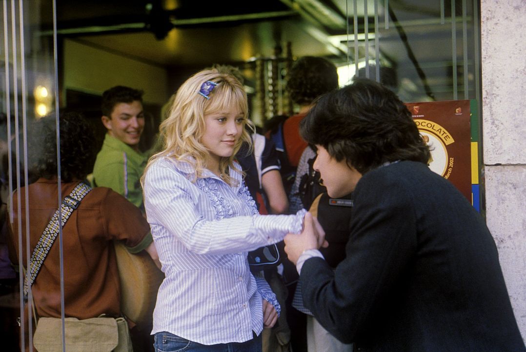 Die 15-jährige Lizzie (Hilary Duff, l.) und ihr bester Freund Gordo freuen sich auf gemeinsame "la dolce vita"-Tage in Rom. Doch kaum angekommen, w... - Bildquelle: Rob McEwan, Philippe Antonello Buena Vista Distribution