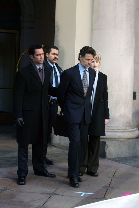 Ist Adam Clarke (Chris Sarandon, 2.v.r.) wirklich der, den Det. Lilly Rush (Kathryn Morris, r.) und ihr Kollege Det. Scott Valens (Danny Pino, l.) g... - Bildquelle: Warner Bros. Television