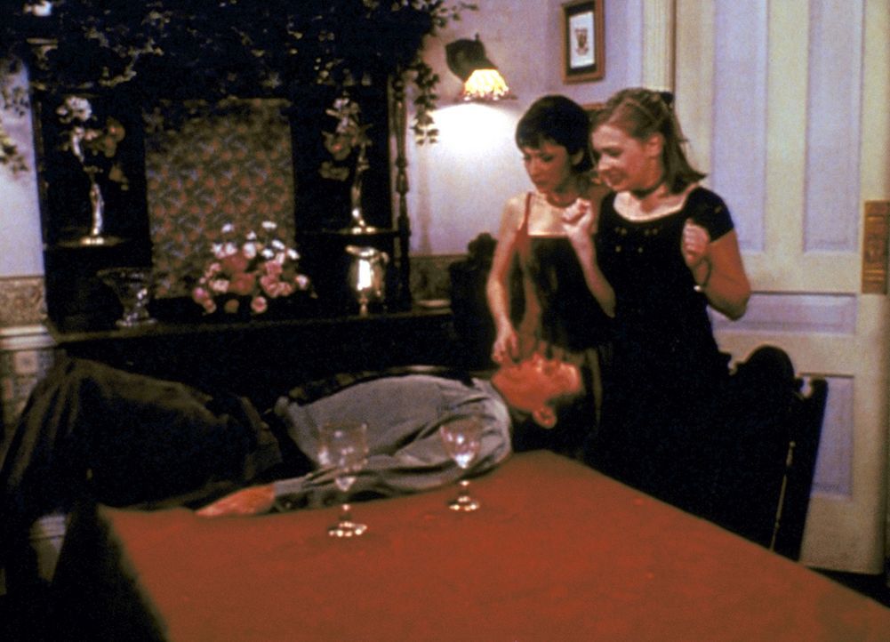 Sabrina (Melissa Joan Hart, r.) und Marigold (Hallie Todd, 2.v.r.) kümmern sich um Emil (Brian Cousins), den soviel Zauberei buchstäblich umwirft. - Bildquelle: Paramount Pictures