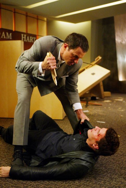 Angel (David Boreanaz, liegend) hat erhebliche Schwierigkeiten im Kampf gegen Marcus Hamilton (Adam Baldwin, l.) ... - Bildquelle: The WB Television Network