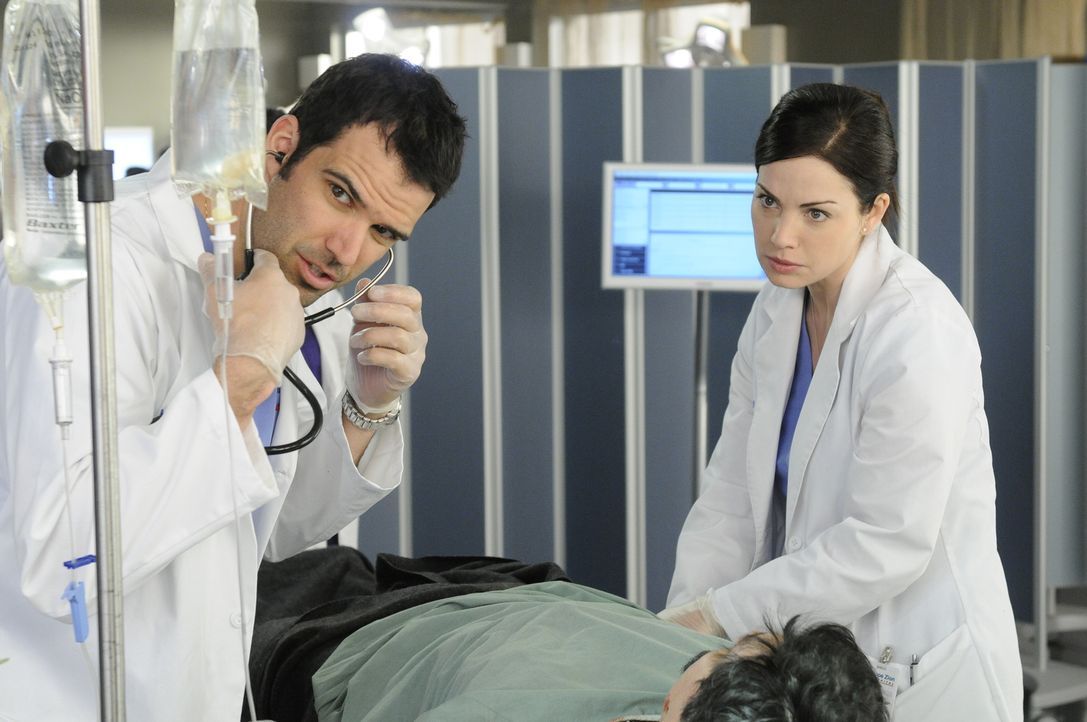 Im Wettlauf gegen die Zeit: Dr. Zachary Miller (Benjamin Ayres, l.) Dr. Alex Reid (Erica Durance, r.) - Bildquelle: 2012  Hope Zee One Inc.