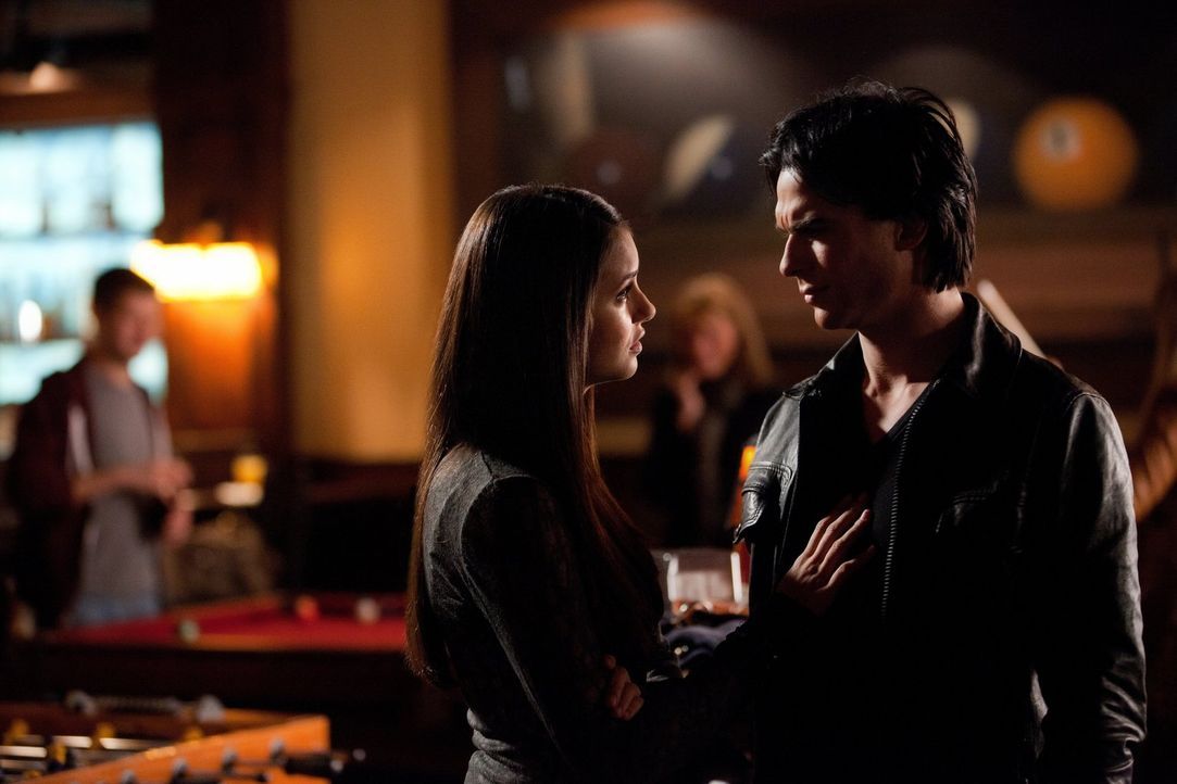 Elena (Nina Dobrev, l.) fühlt sich verfolgt und bittet Damon (Ian Somerhalder, r.) um Hilfe ... - Bildquelle: Warner Brothers