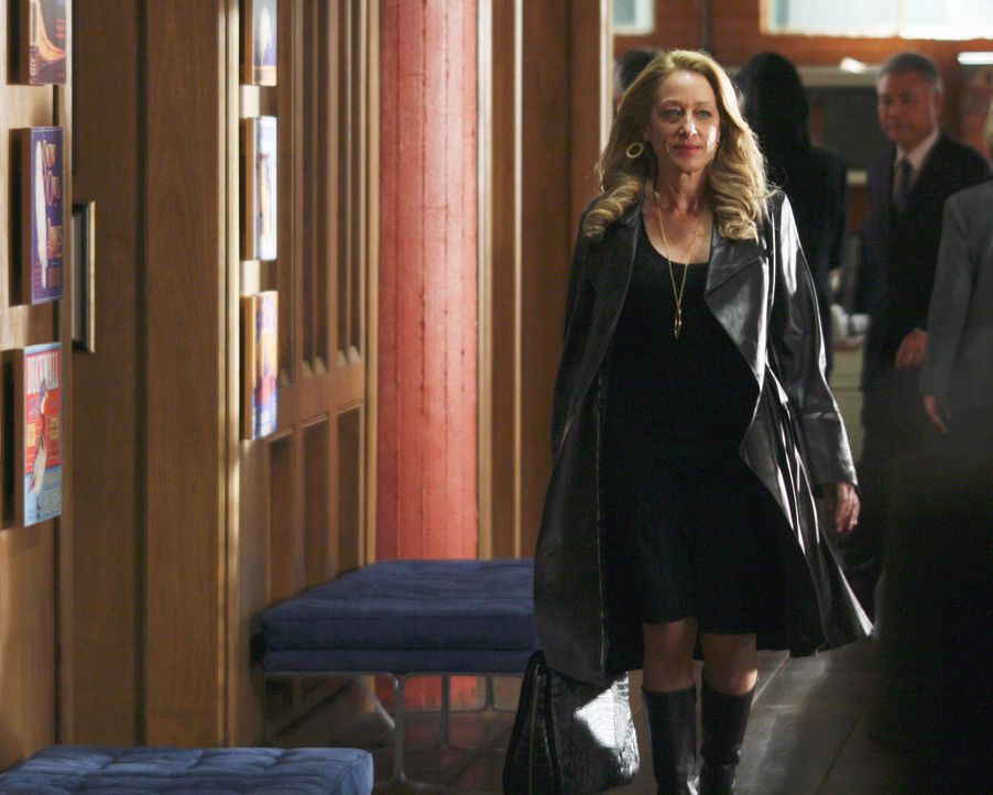 Holly (Patricia Wettig) nimmt an ihrer ersten Aufsichtsratssitzung teil ... - Bildquelle: Disney - ABC International Television