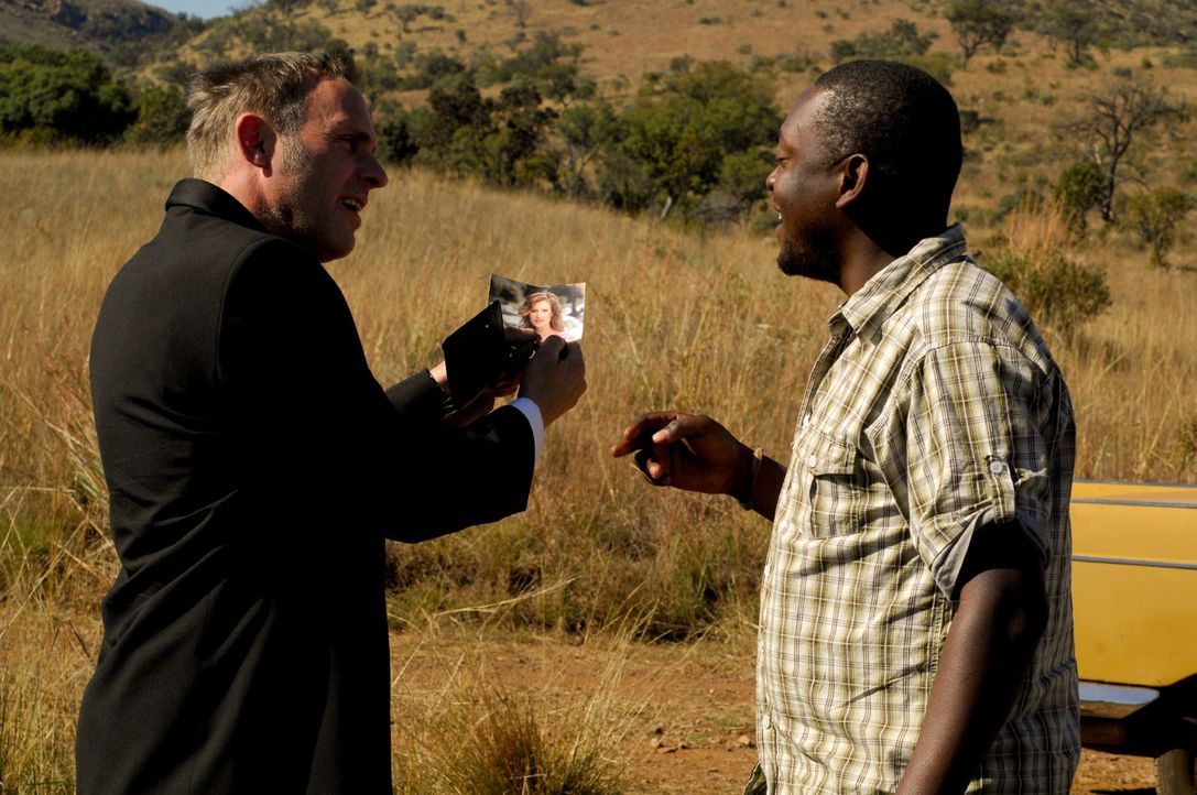 Auf der Suche nach Lisa gerät Max (Dirk Martens, l.) immer tiefer in den afrikanischen Busch - und bekommt dann dort auch das, was er verdient hat... - Bildquelle: David Gur SAT.1
