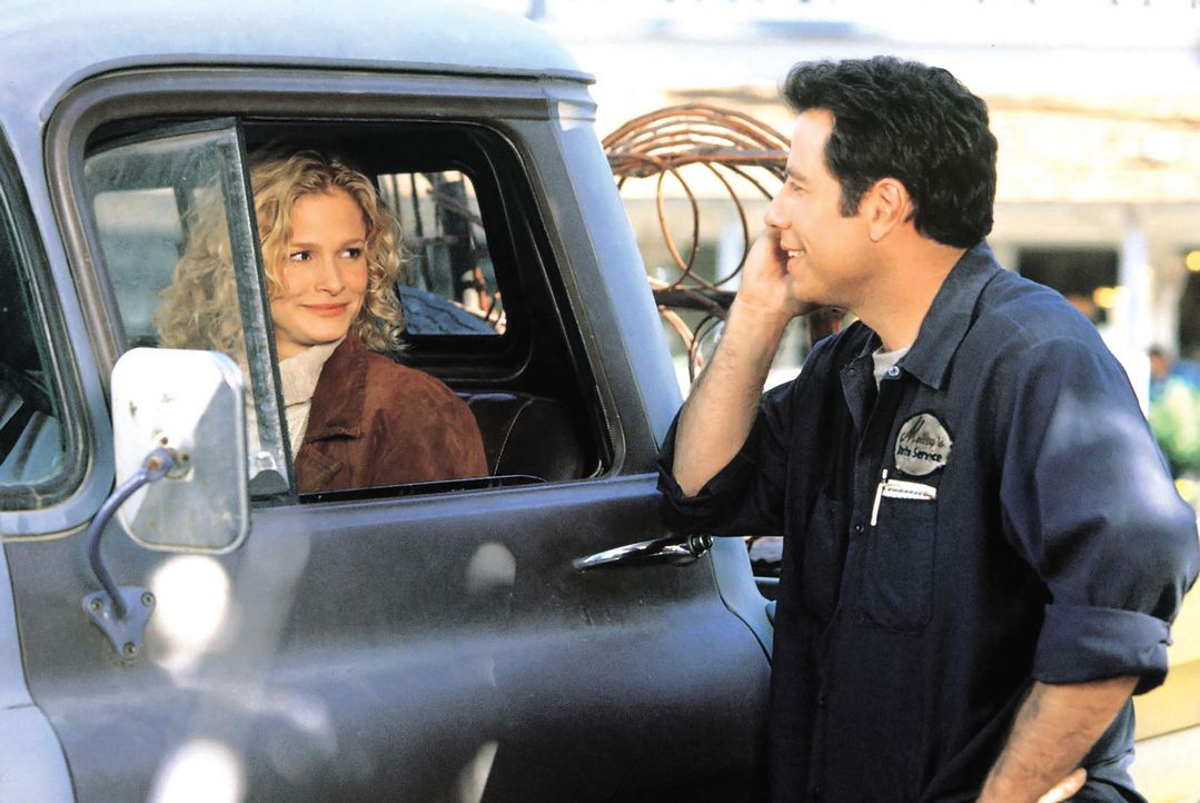 Gerne würde George Malley (John Travolta, r.) das Herz der hübschen Witwe Lave Pennamin (Kyra Sedgwick, l.) gewinnen ... - Bildquelle: © Touchstone Pictures. All rights reserved