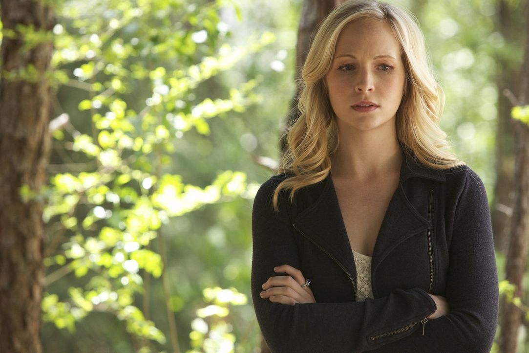 Um Liv zu überzeugen, ihnen zu helfen, wendet Caroline (Candice Accola) unerwartete Methoden an ... - Bildquelle: Warner Brothers
