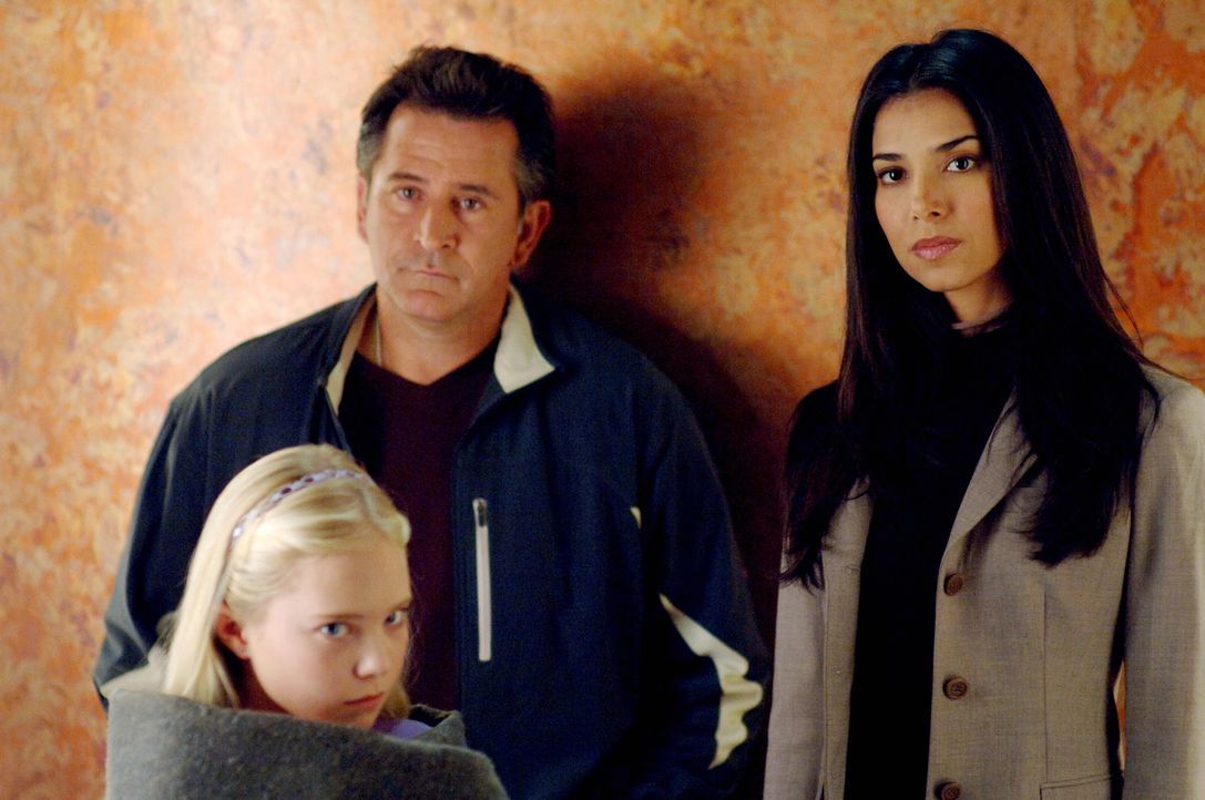 Was musste die kleine Melissa (Danielle Chuchran, l.) die letzten Tage durchmachen? Jack (Anthony LaPaglia, M.) und Elena (Roselyn Sanchez, r.) sind... - Bildquelle: Warner Bros. Entertainment Inc.