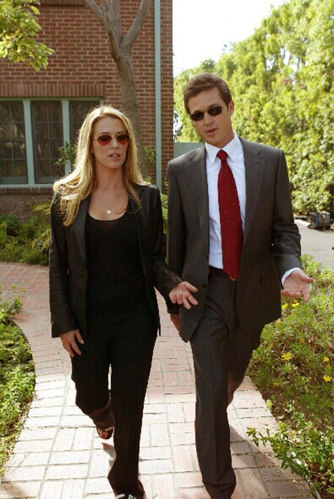 Martin Fitzgerald (Eric Close, r.) und seine Kollegin Samantha Spade (Poppy Montgomery, l.) sind sich, ihren aktuellen Fall betreffend, nicht ganz e... - Bildquelle: Warner Bros. Entertainment Inc.
