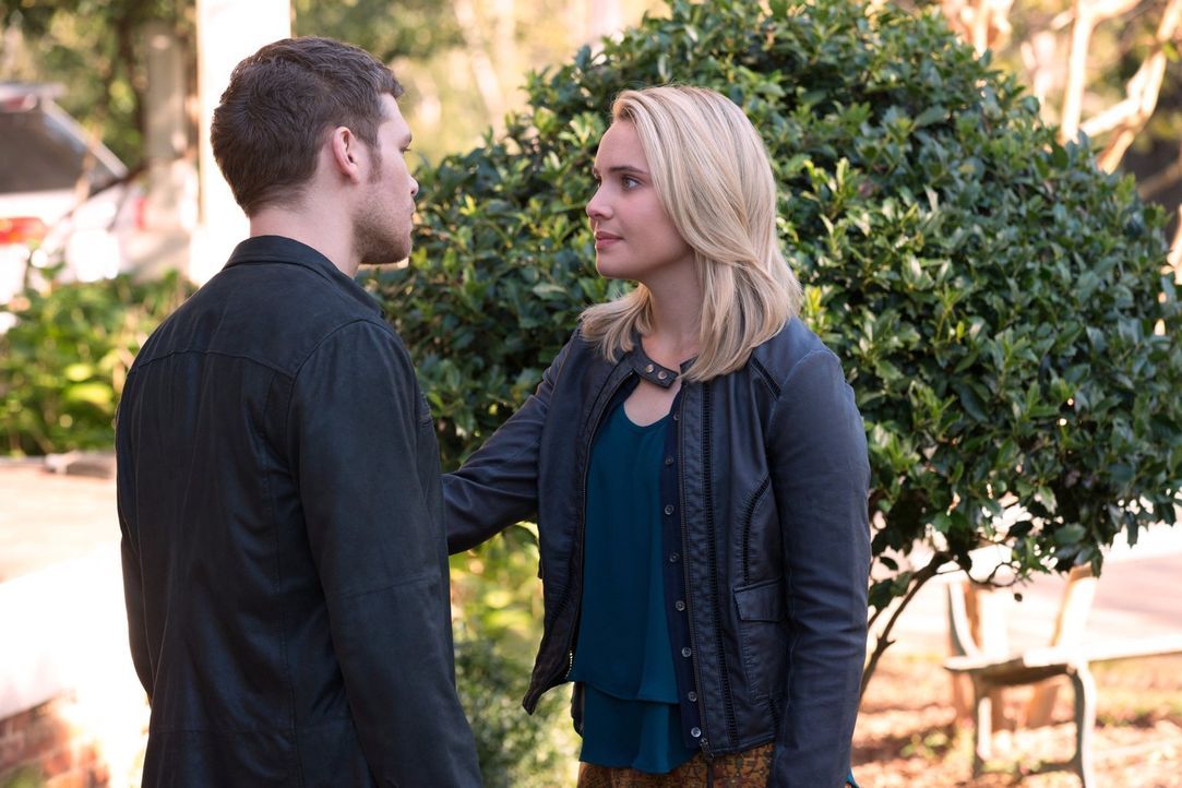 Als Klaus (Joseph Morgan, l.) Cami (Leah Pipes, r.) zu Hope und Elijah bringt, hofft er, dass sie dort wirklich sicher ist ... - Bildquelle: Warner Bros. Television