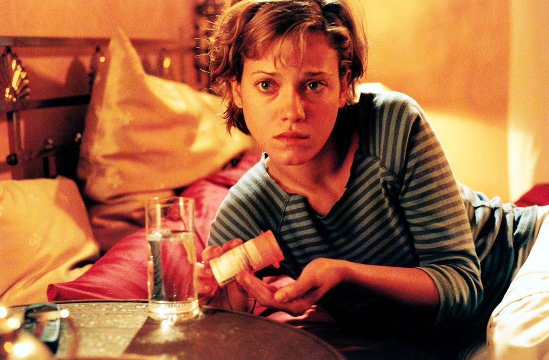 Jenny (Muriel Baumeister) konsumiert seit Jahren Tabletten gegen Angst und Schlaflosigkeit. Als die Albträume zunehmen, greift sie wieder zu den "k... - Bildquelle: Sat.1