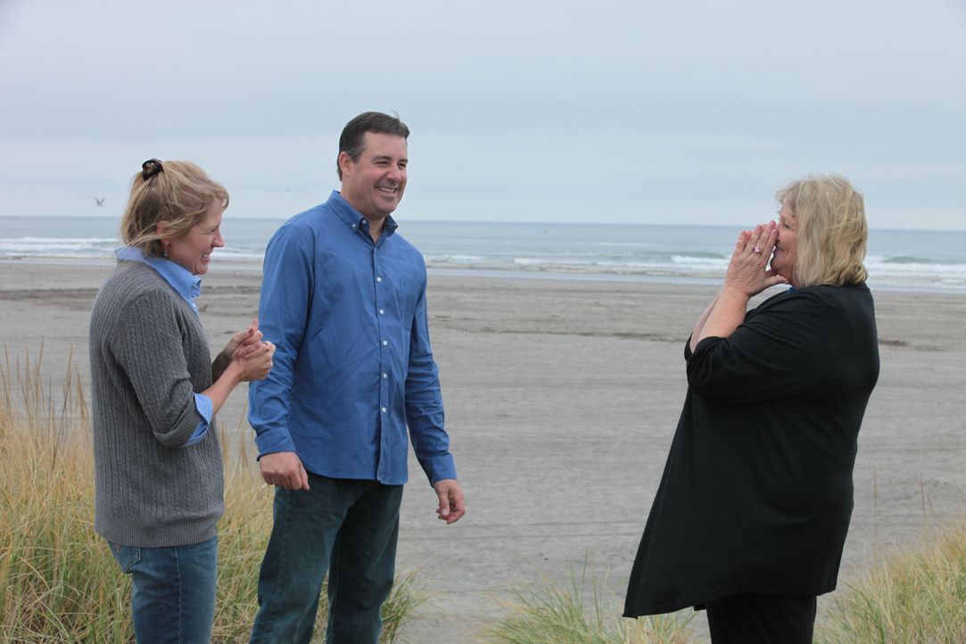 Seit sechs Jahren suchen Holly (l.) und Chris (M.) nach einem Stranddomizil. Findet Immobilienmaklerin Char Wolters (r.) das perfekte Haus für die k... - Bildquelle: 2014,HGTV/Scripps Networks, LLC. All Rights Reserved