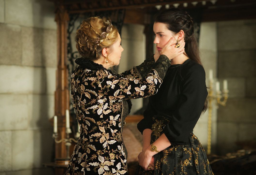 Catherine (Megan Follows, l.) und Mary (Adelaide Kane, r.) müssen erkennen, dass König Charles Narcisse mehr vertraut und folgt, als ihnen. Werden s... - Bildquelle: Sven Frenzel 2016 The CW Network, LLC. All rights reserved.