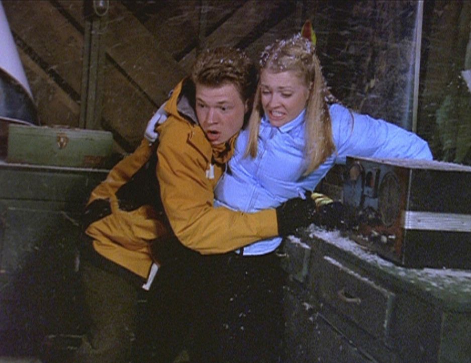Blöde Idee: Sabrina (Melissa Joan Hart, r.) und Harvey (Nate Richert) klettern auf einen maroden Aussichtsturm ... - Bildquelle: Paramount Pictures