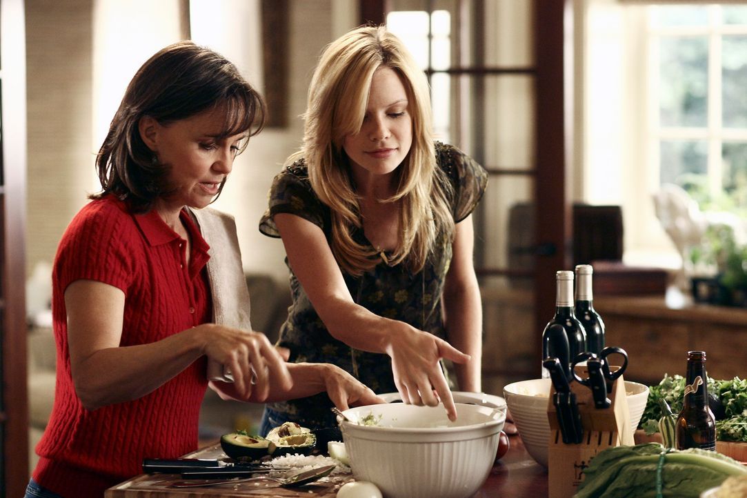 Bereiten alles fürs Familien-Dinner vor: Nora (Sally Field, l.) und Julia (Sarah Jane Morris, r.) ... - Bildquelle: Disney - ABC International Television
