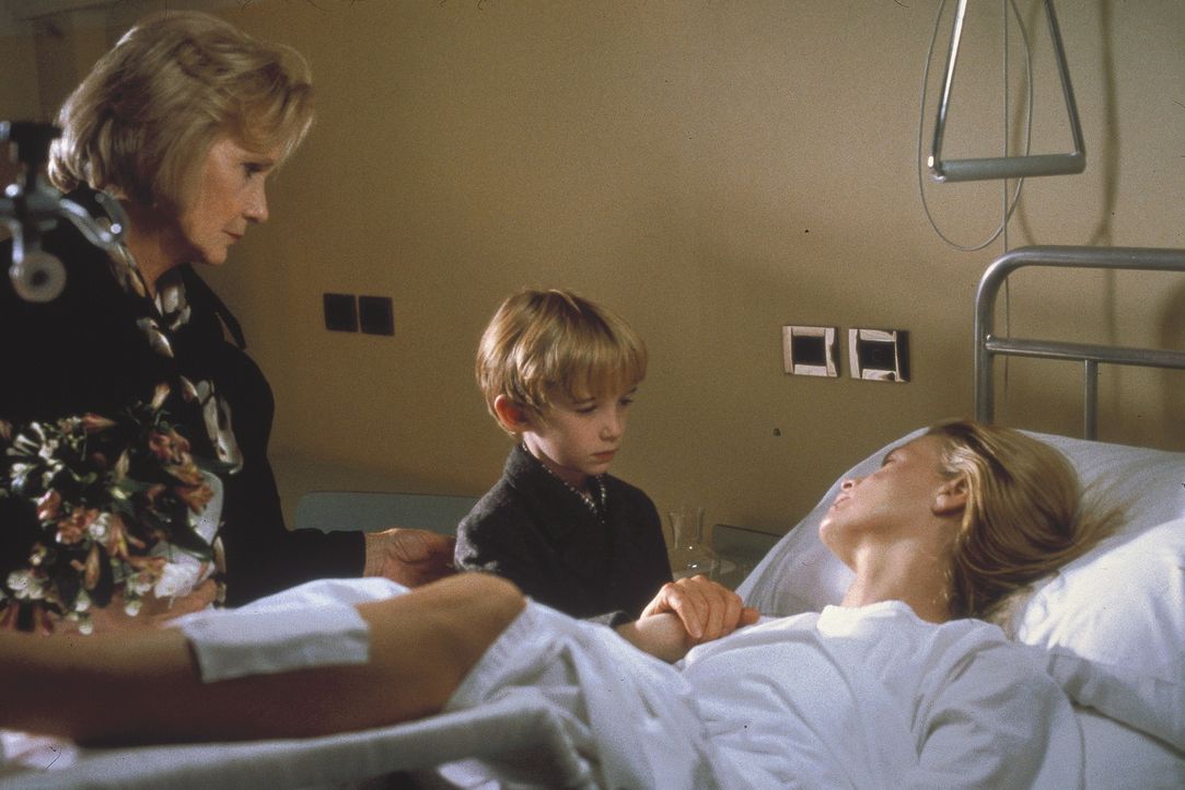 Nach dem schweren Unfall ist Kuki (Kim Basinger, r.) froh, noch am Leben zu sein und ihren Sohn Emanuele (Liam Aiken, M.) wieder zu sehen ... - Bildquelle: Columbia Pictures