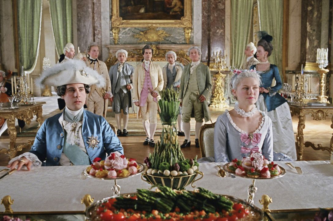 Beim ersten gemeinsamen Frühstück mit ihrem frisch angetrauten Ehemann Louis XVI (Jason Schwartzman, l.) versucht Marie-Antoinette (Kirsten Dunst, r... - Bildquelle: 2006 I Want Candy, LLC. All Rights Reserved.