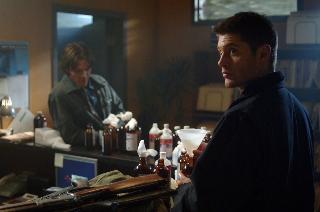 Sam (Jared Padalecki, hinten) und Dean (Jensen Ackles, vorne) finden heraus, dass ein Virus die Bewohner gewalttätig werden lässt ... - Bildquelle: Warner Bros. Television