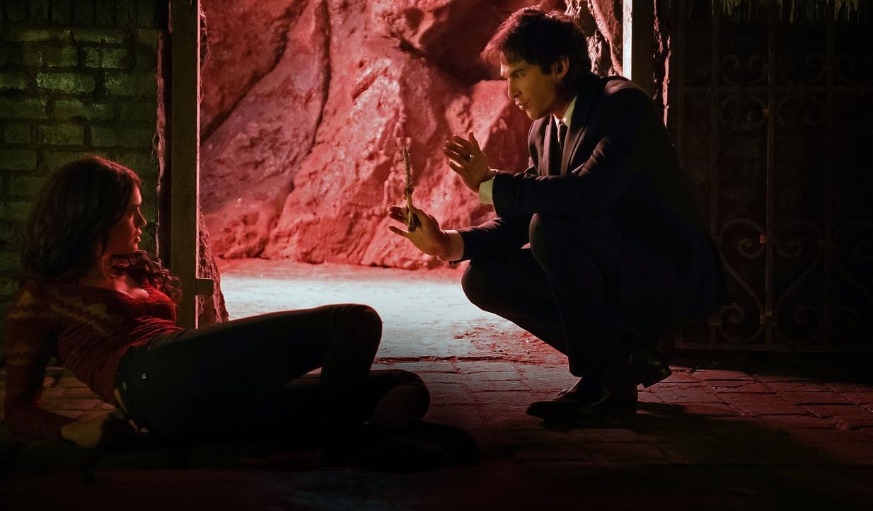 Damon (Ian Somerhalder, r.) ist fest entschlossen, Katherine (Nina Dobrev, l.) zurück in die Hölle zu schicken und diese dann für immer zu zerstören... - Bildquelle: 2016 Warner Brothers
