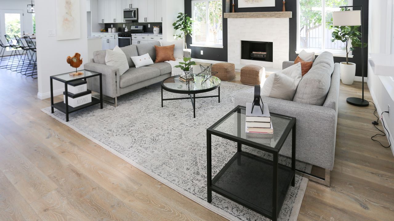 Tarek und Christina kaufen ein Haus in Laguna Hills, das von außen auf den e... - Bildquelle: 2020, Discovery, Inc. All Rights Reserved.