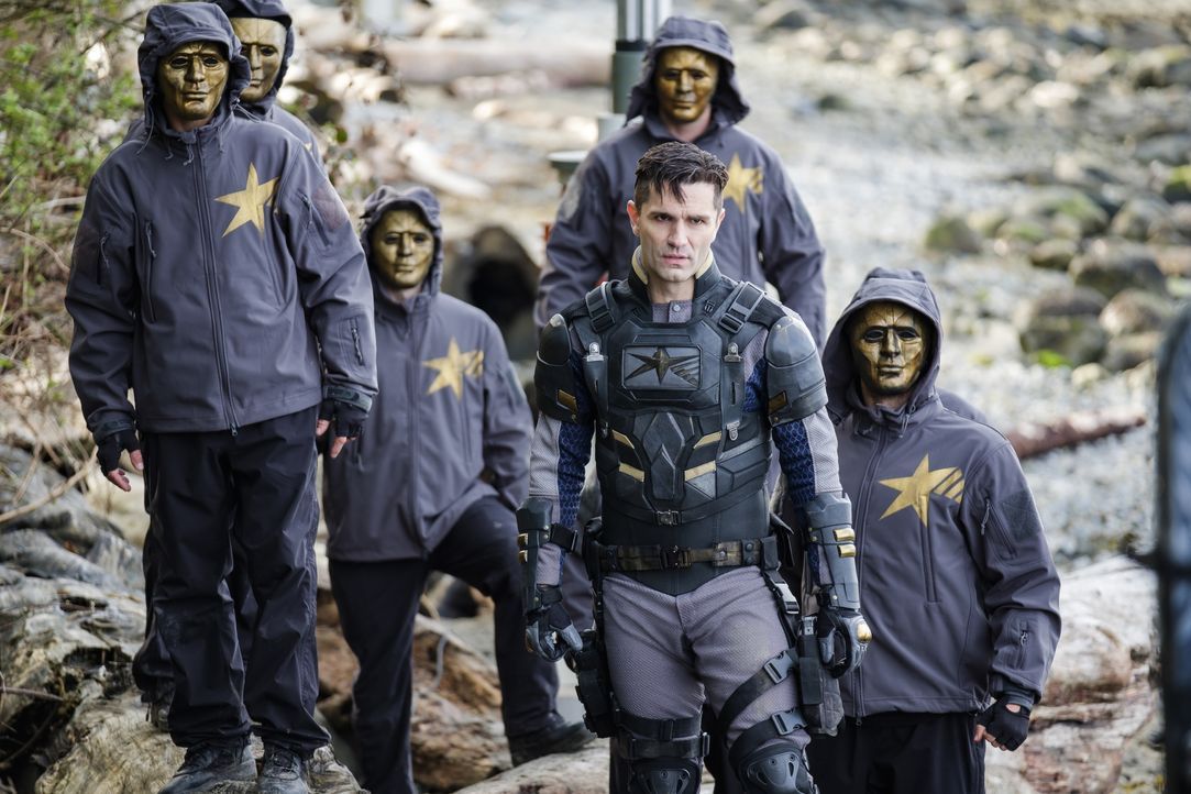 Agent Liberty (Sam Witwer, vorne) - Bildquelle: Robert Falconer © 2019 The CW Network, LLC. All Rights Reserved. / Robert Falconer