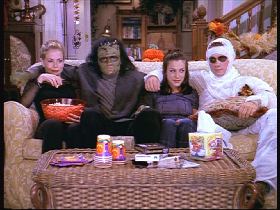 (v.l.n.r.) Sabrina (Melissa Joan Hart), Harvey (Nate Richert), Valerie (Lindsay Sloane) und Justin (Corbin Allred) haben sich für die Halloween-Par... - Bildquelle: Paramount Pictures