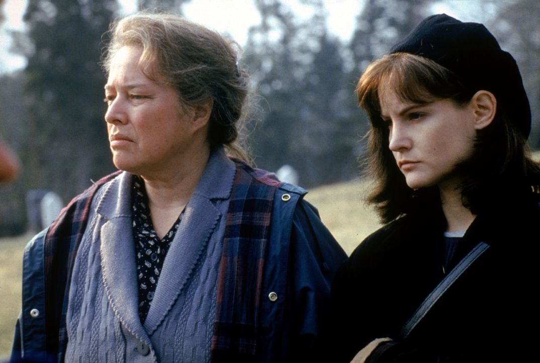 Dolores Claiborne (Kathy Bates, l.); Selena St. George (Jennifer Jason Leigh, r.) - Bildquelle: Warner Bros.