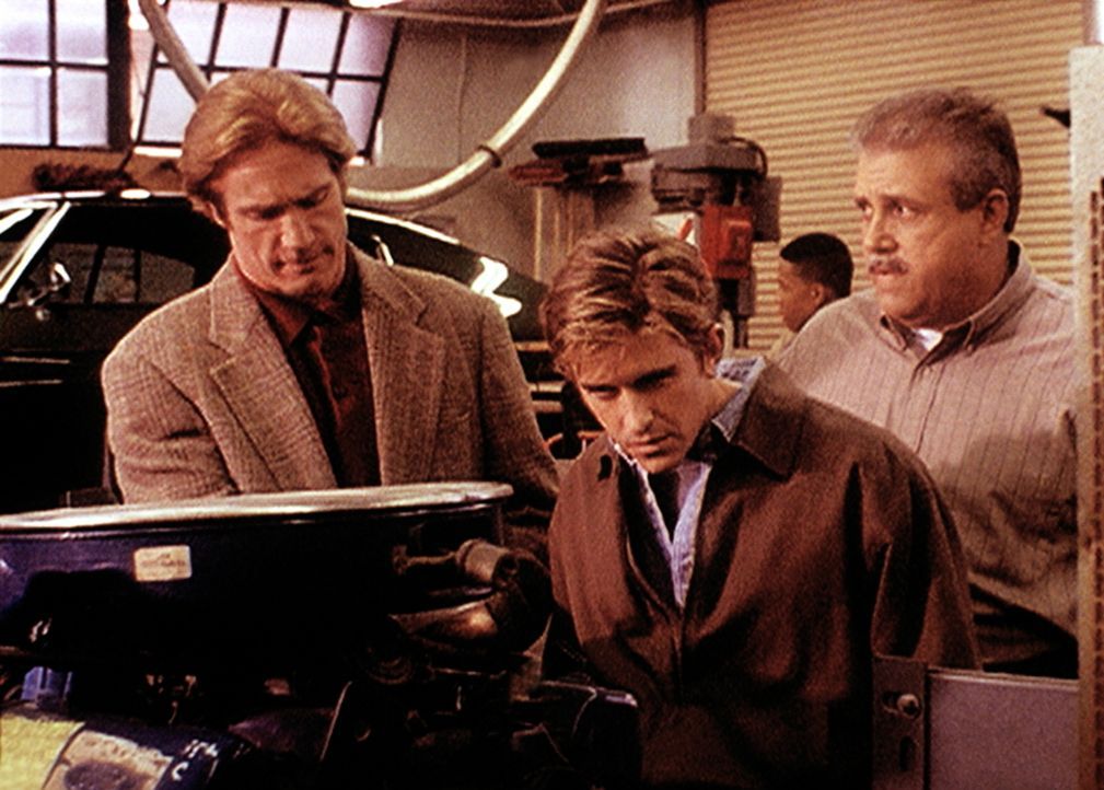 Der Ausbilder Rose (Vic Polizos, r.) zeigt Steve (Barry Van Dyke, M.) und Jesse (Charlie Schlatter, l.) einen Motor, der von einem Lehrling, der des... - Bildquelle: Viacom
