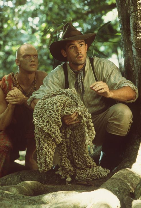 Der Fährtensucher Karait (Dyrk Ashton) und der Tierfänger Harrison (Bill Campbell) sind auf der Jagd nach dem Dschungelboy ... - Bildquelle: MDP WORLDWIDE