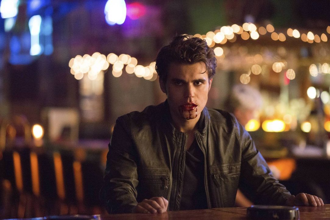 In einem Traum sieht Elena, wie Stefan (Paul Wesley) sich von einer Kellnerin ernährt, diese jedoch nicht tötet ... - Bildquelle: Warner Brothers