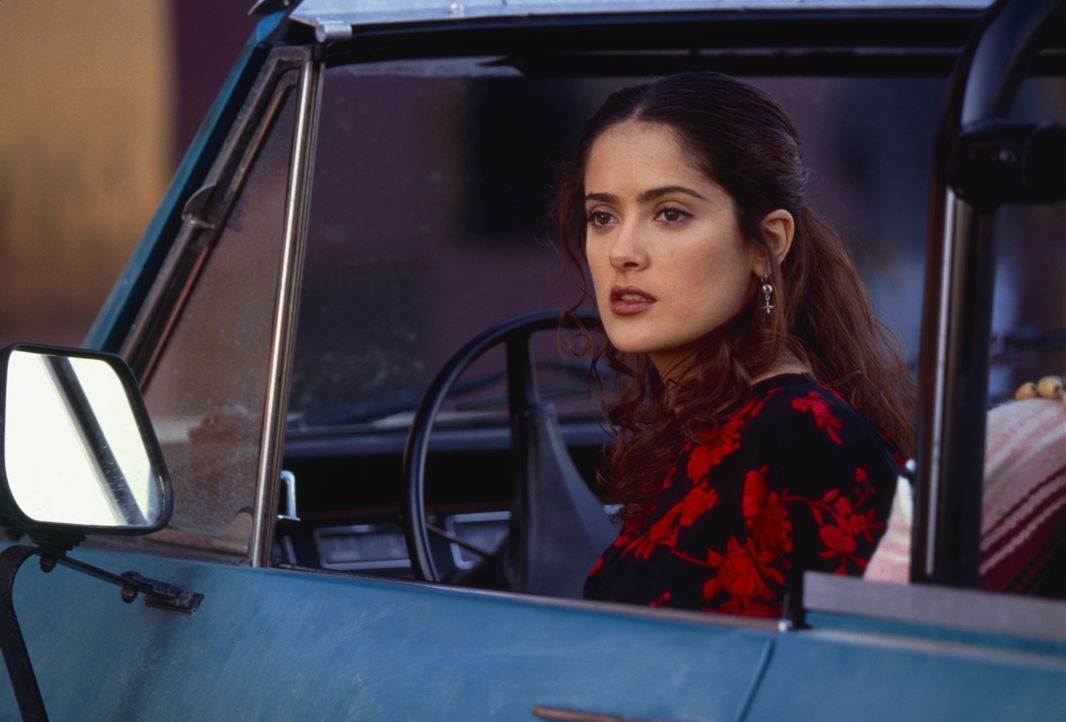 Als sich die aufregende Isabel (Salma Hayek) mit einem Gringo einlässt, gibt es schon bald gewaltigen Ärger mit ihrer Verwandtschaft ... - Bildquelle: 2019 Sony Pictures Television. All rights reserved.