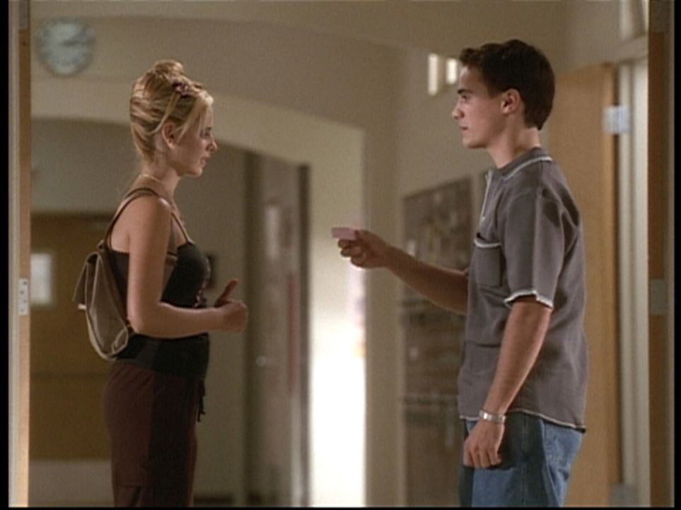 Weil Scott (Fabrizio Filippo, r.) sich für Buffy (Sarah Michelle Gellar, l.) interessiert, macht er ihr ein Geschenk ... - Bildquelle: TM +   2000 Twentieth Century Fox Film Corporation. All Rights Reserved.