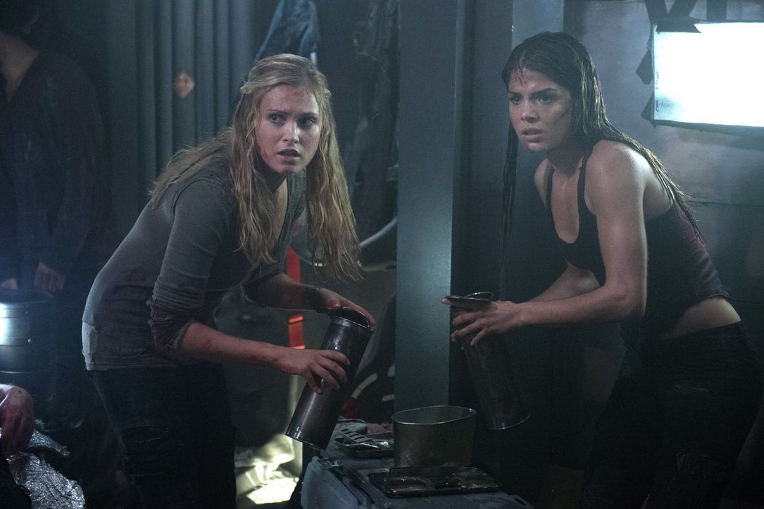 Clarke (Eliza Taylor, l.) und Octavia (Marie Avgeropoulos, r.) hoffen darauf, dass auch dieses Mal ein Wunder einem von ihnen das Leben retten wird... - Bildquelle: Warner Brothers