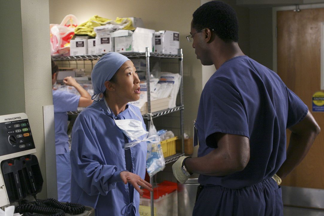 Sind sich nicht ganz einig: Cristina (Sandra Oh, l.) und Dr. Burke (Isaiah Washington, r.) ... - Bildquelle: Touchstone Television